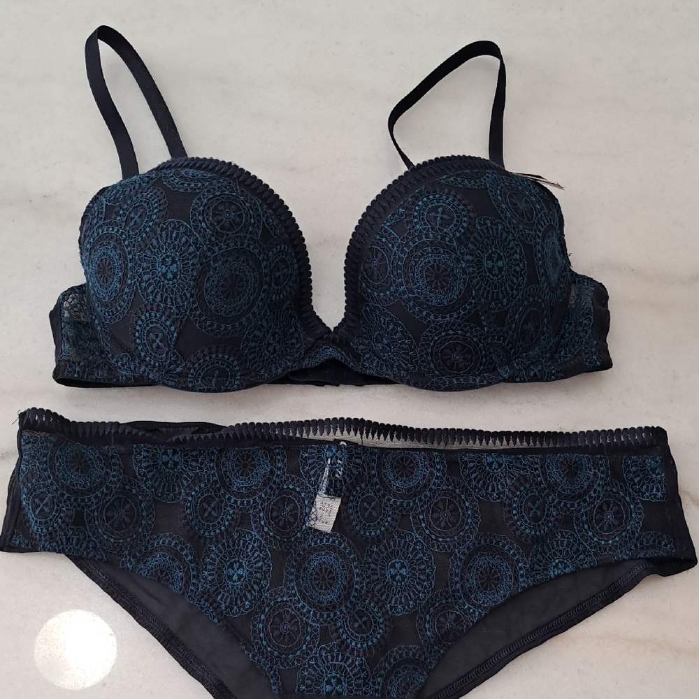Paris. Etam 36 C / large Black and Blue Lace Bra and Panty Set